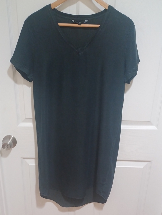 Velvet Heart Dresses & Skirts - V-Neck Short Sleeve Shift Dress in Navy Blue